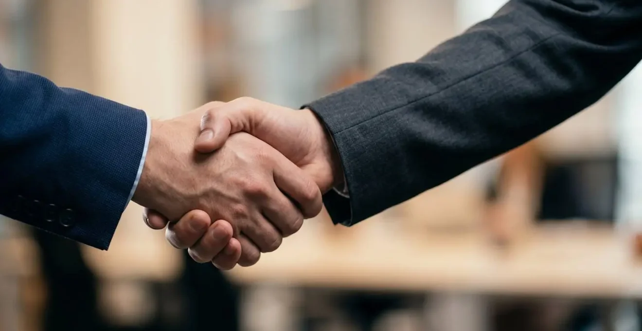 Poignée de main professionnelle symbolisant un partenariat commercial B2B stratégique