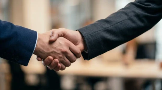 Poignée de main professionnelle symbolisant un partenariat commercial B2B stratégique